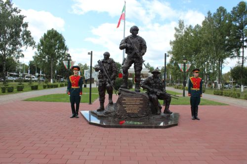 Зәйдә Республика көнендә яңа мемориал янында геройларны искә алдылар