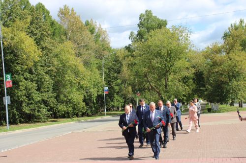 Зәйдә Республика көнендә яңа мемориал янында геройларны искә алдылар