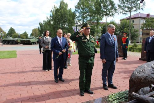 Зәйдә Республика көнендә яңа мемориал янында геройларны искә алдылар