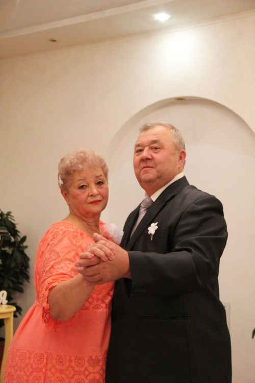 Зәйдә Марина һәм Михаил Верхотурцевлар гаиләсен алтын туйлары белән котладылар