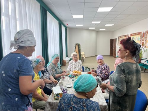 Югары Мәлемнең маскировка челтәрләре үрүчеләрен Разия апа бәлеш белән сыйлады