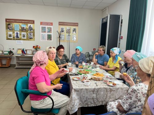 Югары Мәлемнең маскировка челтәрләре үрүчеләрен Разия апа бәлеш белән сыйлады
