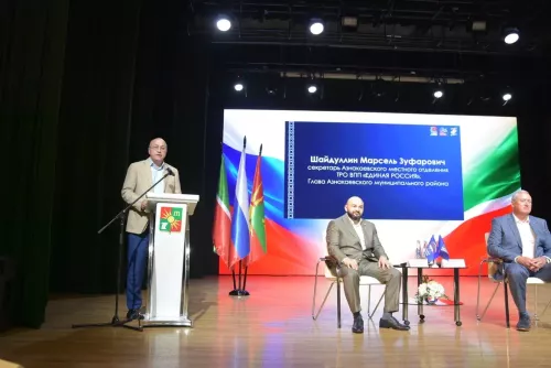 Зәй районы башлыгы Разиф Кәримов: «Дәүләт программаларын нәтиҗәле тормышка ашыру һәм халык мәнфәгатьләрен кайгырту - төп бурыч. Нәтиҗәгә эшлибез»