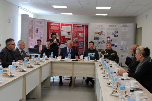 Геройларны кабул итү: район башлыгы ялга кайткан хәрбиләр белән очрашты