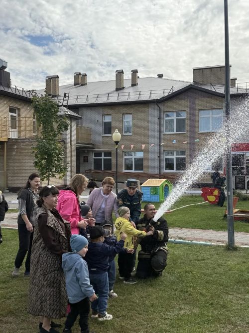 Пожарные показали дошколятам из «Дружной семейки» работу спецтехники