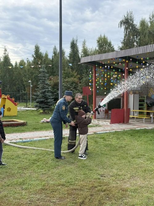 Пожарные показали дошколятам из «Дружной семейки» работу спецтехники
