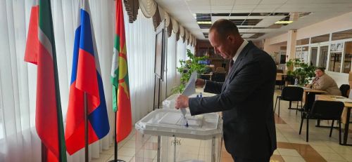 Руководитель исполкома Заинского района отдал свой голос на выборах