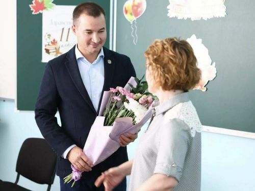 Ринат Садыков поздравил школьников Лисичанска с 1 сентября