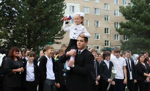 В школе №7 Заинска Эмиль Галеев открыл новый учебный год с поздравлениями