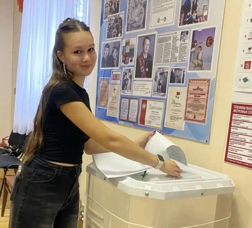 Эльвина Шарифуллина из села Верхние Пинячи впервые проголосовала в день совершеннолетия