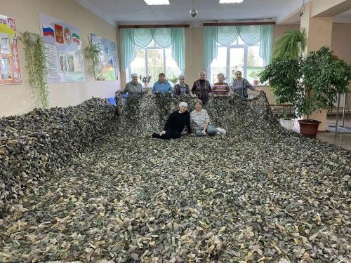 Заинские волонтеры сплели крупные маскировочные сети для бойцов СВО
