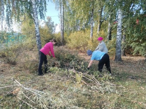 Жители микрорайона Мирный провели субботник в рамках недели добра