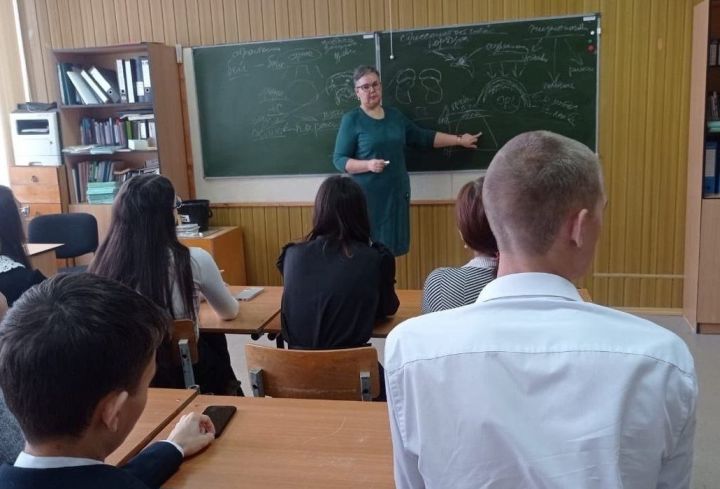 Зәйдә психолог укучылар белән стресска каршы тору турында сөйләште