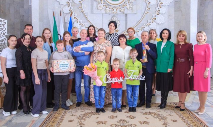 В Заинск доставлена капсула семейного очага «Сердце России»