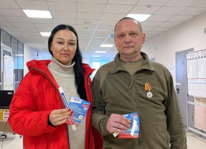 Участник СВО проголосовал первым на одном из избирательных участков Казани