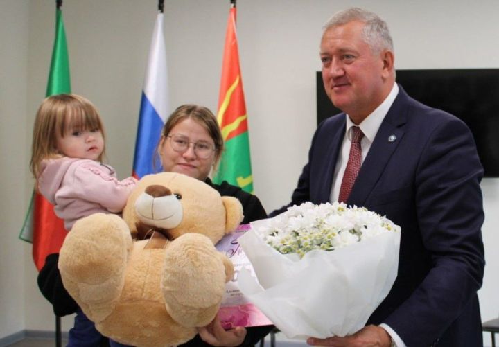 Сто тысяч рублей и самые теплые пожелания: в Заинске семье военнослужащего вручили сертификат на новорожденную дочь