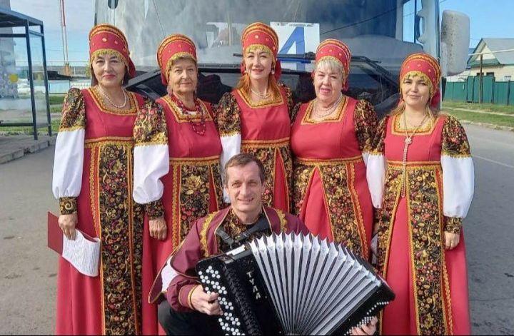 Творческий десант поздравил старшее поколение заинцев в автобусе маршрута №4