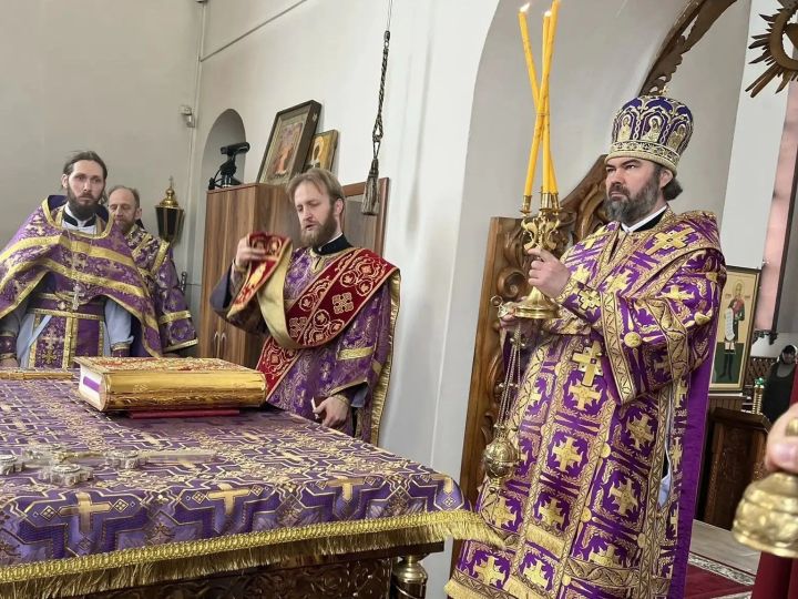 Епископ Мефодий совершил литургию в Свято-Троицком храме Заинска