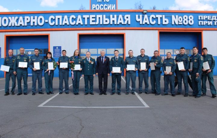 В Заинске пожарных поздравили с профессиональным праздником
