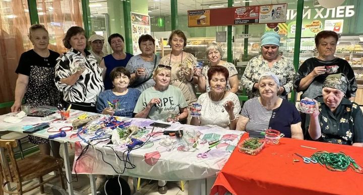 Заинские пенсионеры создали сувениры из смолы и подарили вторую жизнь пластику
