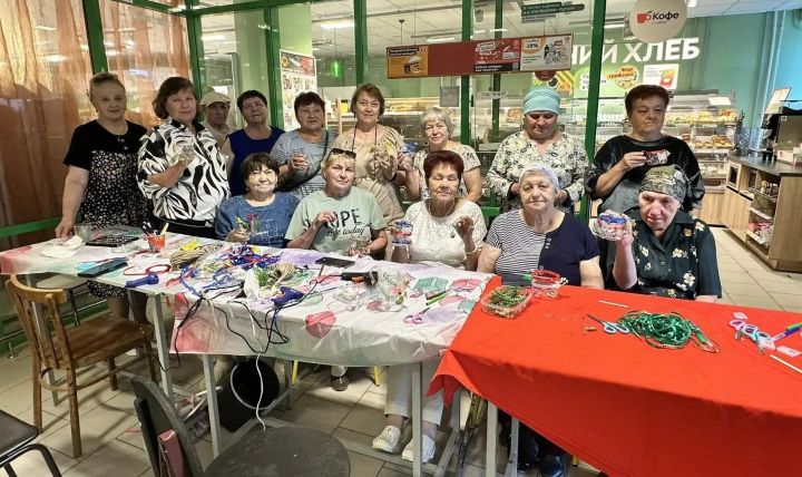 Заинские пенсионеры создали сувениры из смолы и подарили вторую жизнь пластику