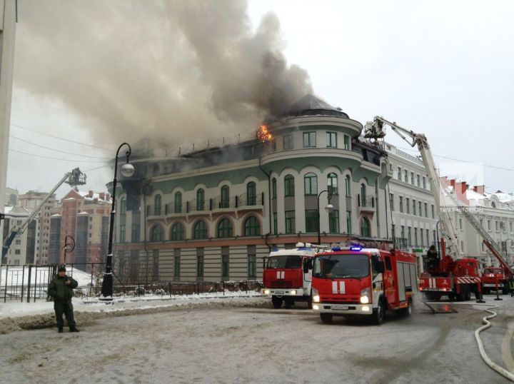 Здание в центре Казани горит на площади 400 квадратных метров
