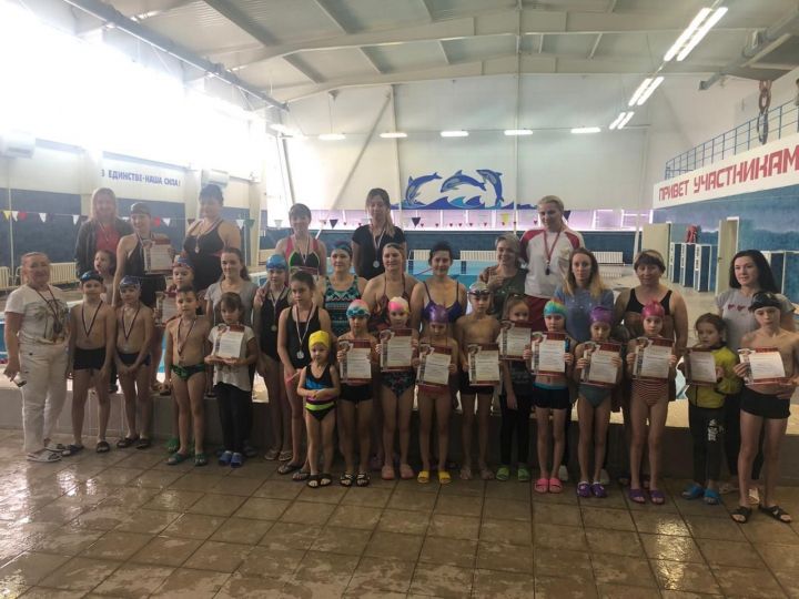 В Заинске юные спортсмены устроили соревнования по плаванию вместе с мамами