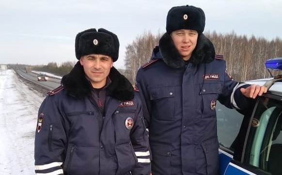 В Татарстане сотрудники ГИБДД помогли замерзающей на трассе семье