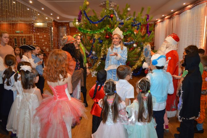 Во время «Зимней сказки у новогодней ёлки» в Заинске играли не только дети, но и их родители