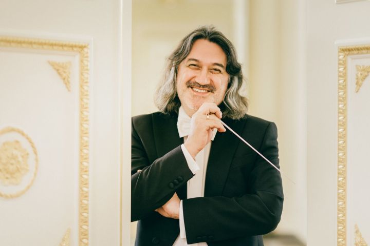 Художественный руководитель и главный дирижер Казанского камерного оркестра: "Желаю жительницам Заинска гармонии во всем!"