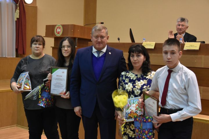 Глава района наградил победителя конкурса «Мы - граждане России!»