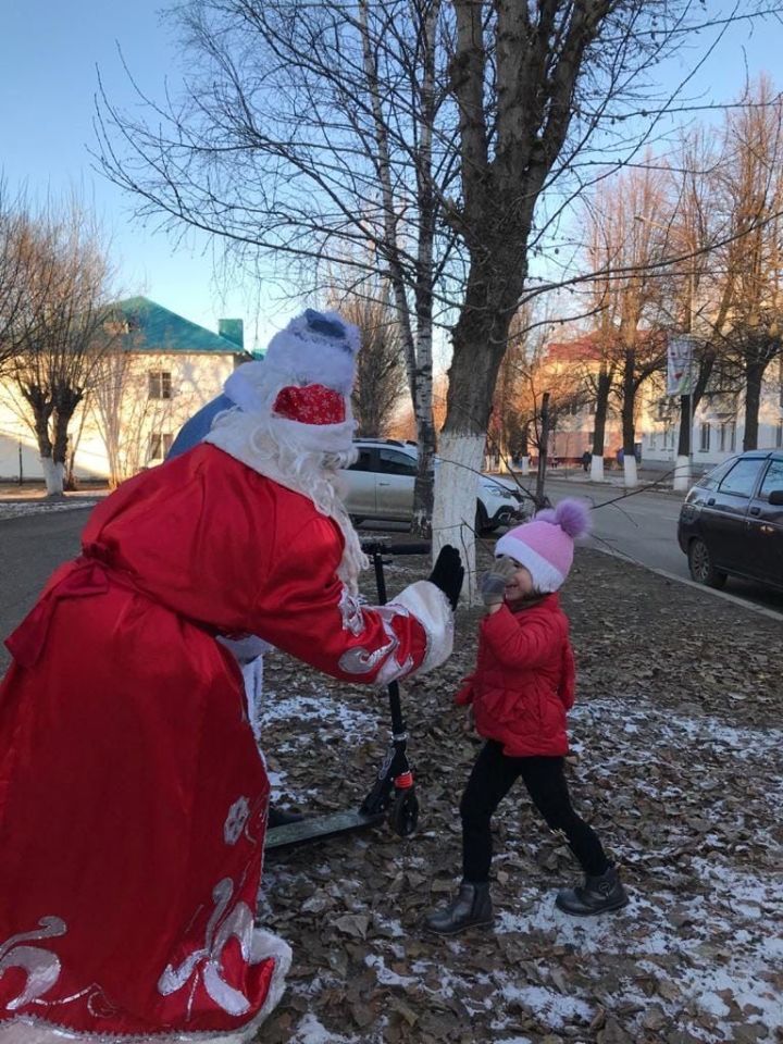 На улицах Заинска горожане встретили Деда Мороза