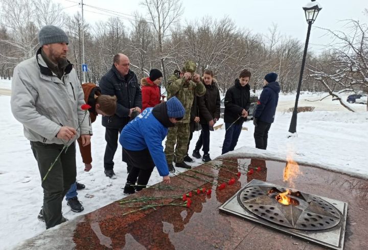 Заинские школьники возложили цветы к памятнику Воину-освободителю