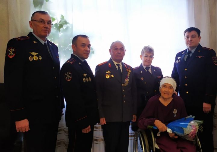 В преддверии 8 марта сотрудники полиции поздравили ветерана службы