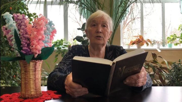 В период самоизоляции бабушки из заинского села читают книги и делятся новостями по WhatsApp