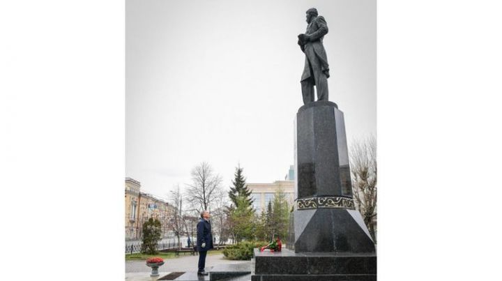 К памятнику Габдуллы Тукая в Казани цветы возложил Президент Татарстана