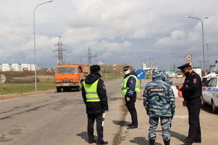 Сотрудники полиции контролируют въезд в Заинск