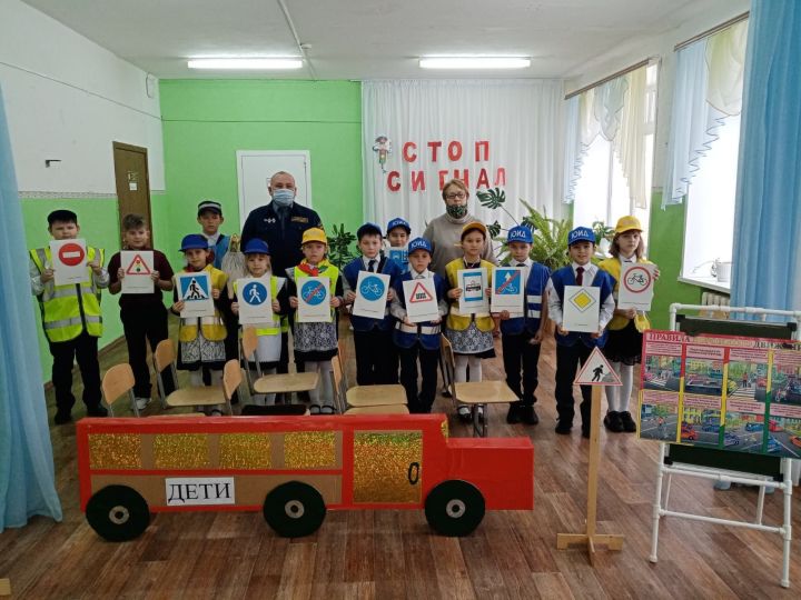 Стоп-сигнал: ученики сельской школы показали выступление по правилам дорожного движения