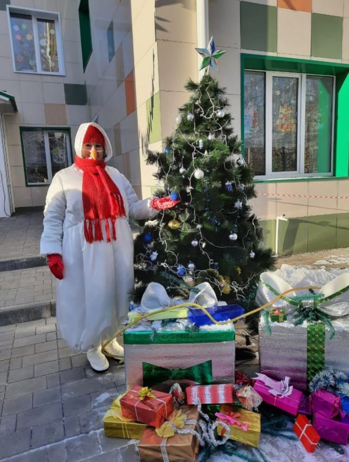 Сотрудники детского сада «Алтынчеч» создают для воспитанников новогоднее настроение