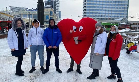 Жителям столицы Татарстана подарили открытки с надписью «Я люблю Россию»