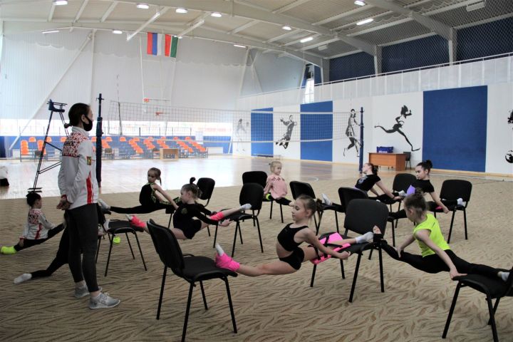Тренер Альбина Хохлова учит юных гимнасток идти к победе