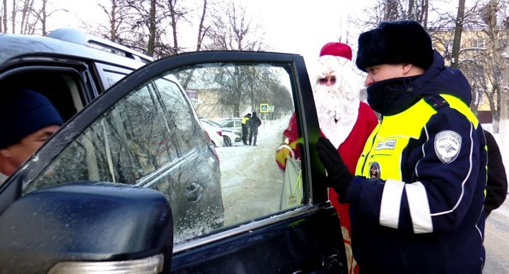 В Заинске Дед Мороз вышел патрулировать улицы