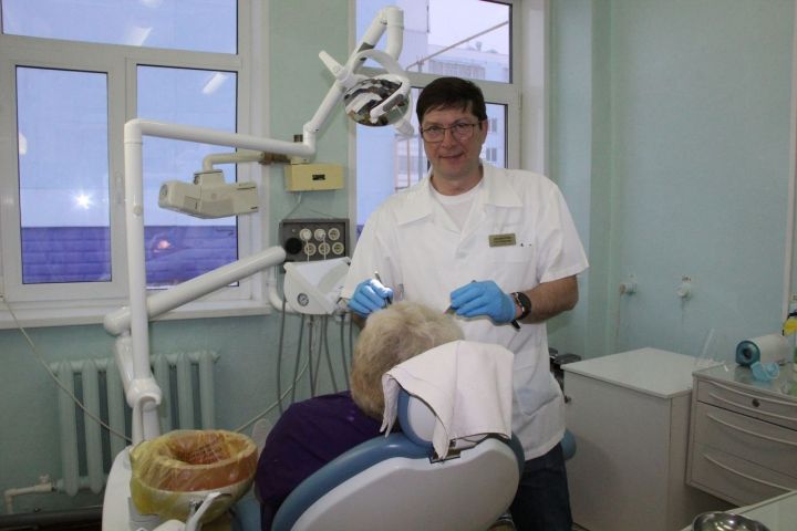 Заинский стоматолог отмечает юбилей