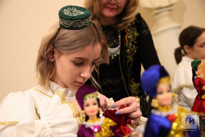 В Казани  «Елки Татарстана» нарядили в национальных костюмах