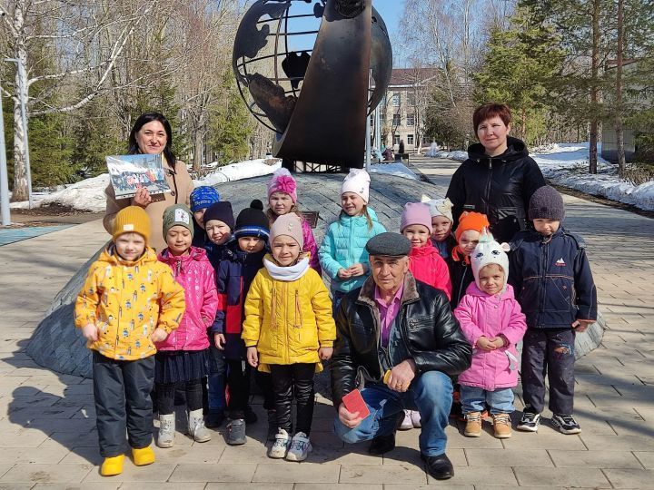 Для воспитанников заинского детского сада "Алтынчеч" организовали экскурсию к памятнику собаке-космонавту Чернушке