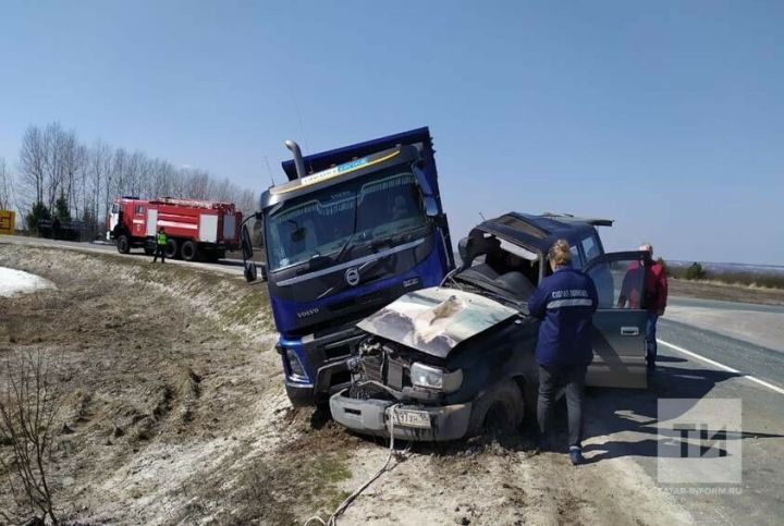 В ДТП с самосвалом на трассе в Татарстане погиб пассажир внедорожника