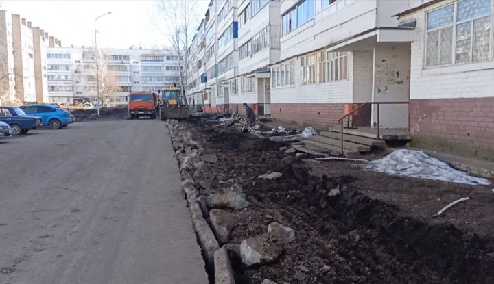 «Наш двор»: благоустройство дворов в Заинске началось с ремонта тротуаров