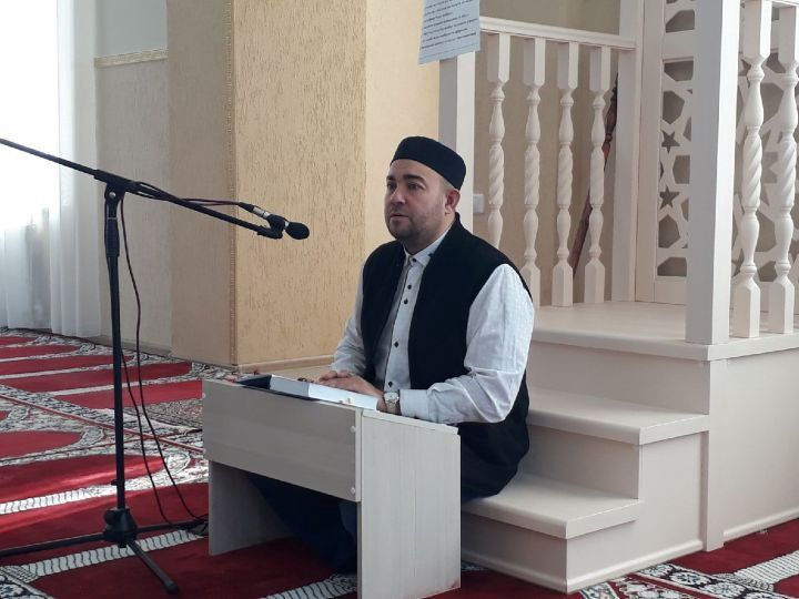 В заинской мечети полностью прочитают Коран через микрофон
