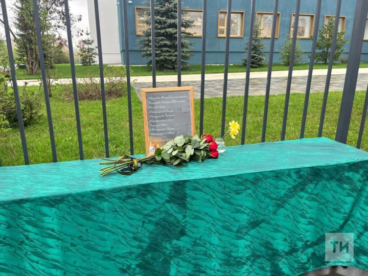 В Казани возле гимназии №175 в годовщину трагедии организовали стихийный мемориал