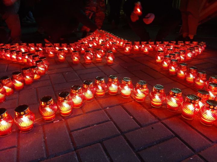 День Победы в Заинске завершился акцией "Свеча памяти" и красочным салютом